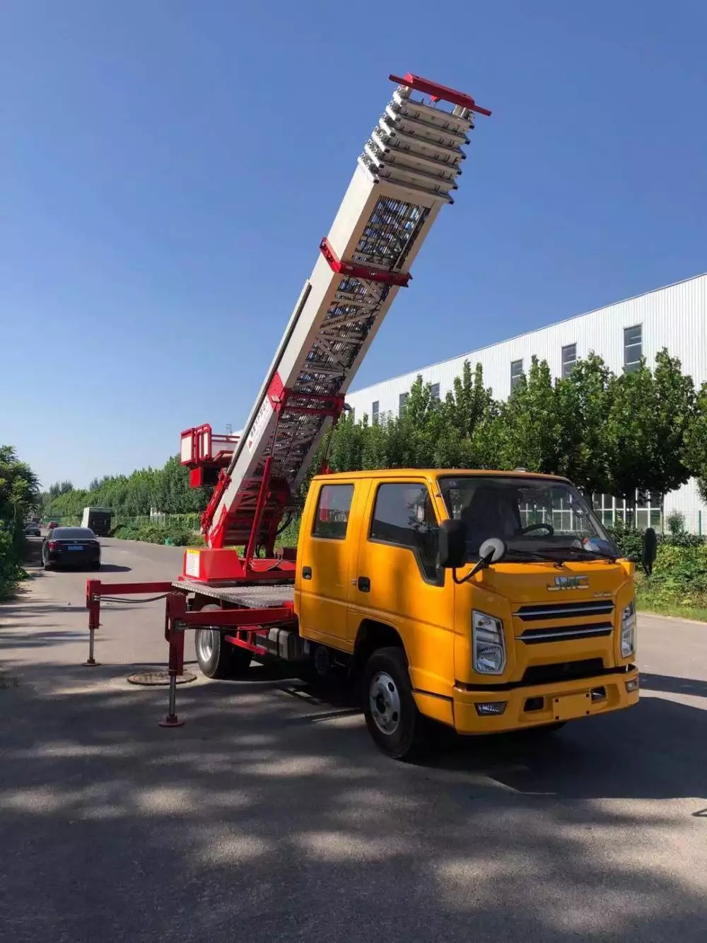 金乡附近的云梯车出租服务：轻松解决高空作业需求