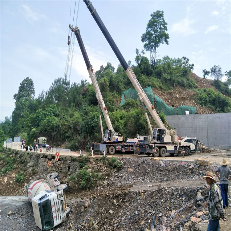 金乡汽车掉沟里叫吊车救援要多少钱