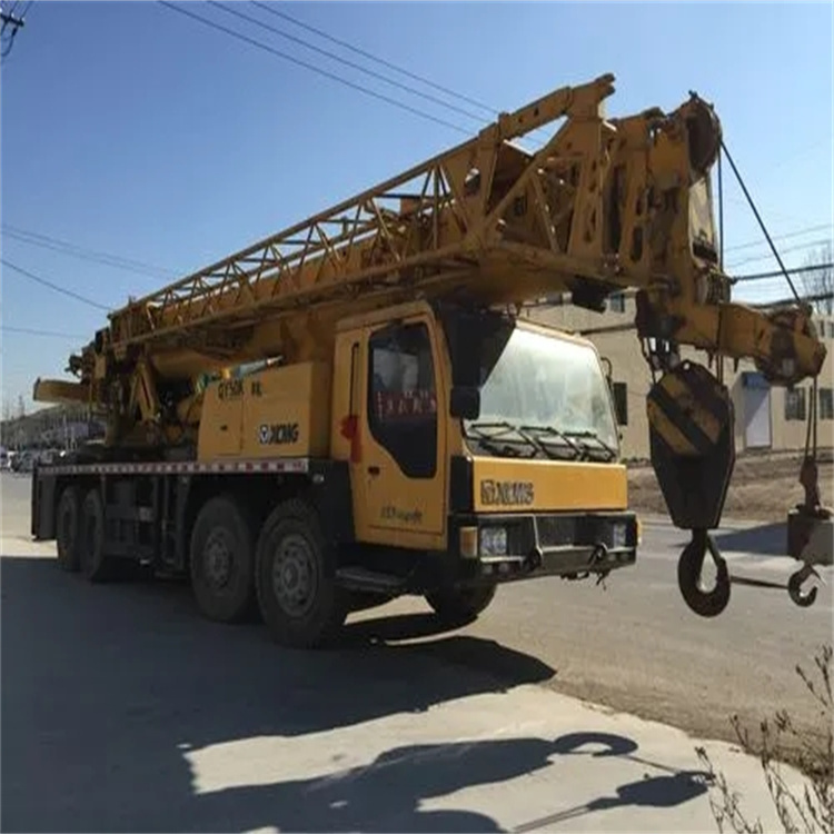 金乡吊车吊挖机吊哪里比较安全